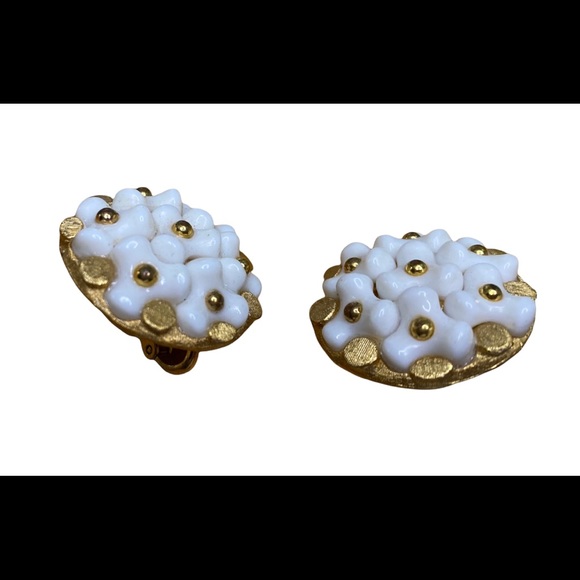 CROWN TRIFARI White Flower Cluster Gold Tone Clip Earrings Thermoset Lucite. - Picture 6 of 8